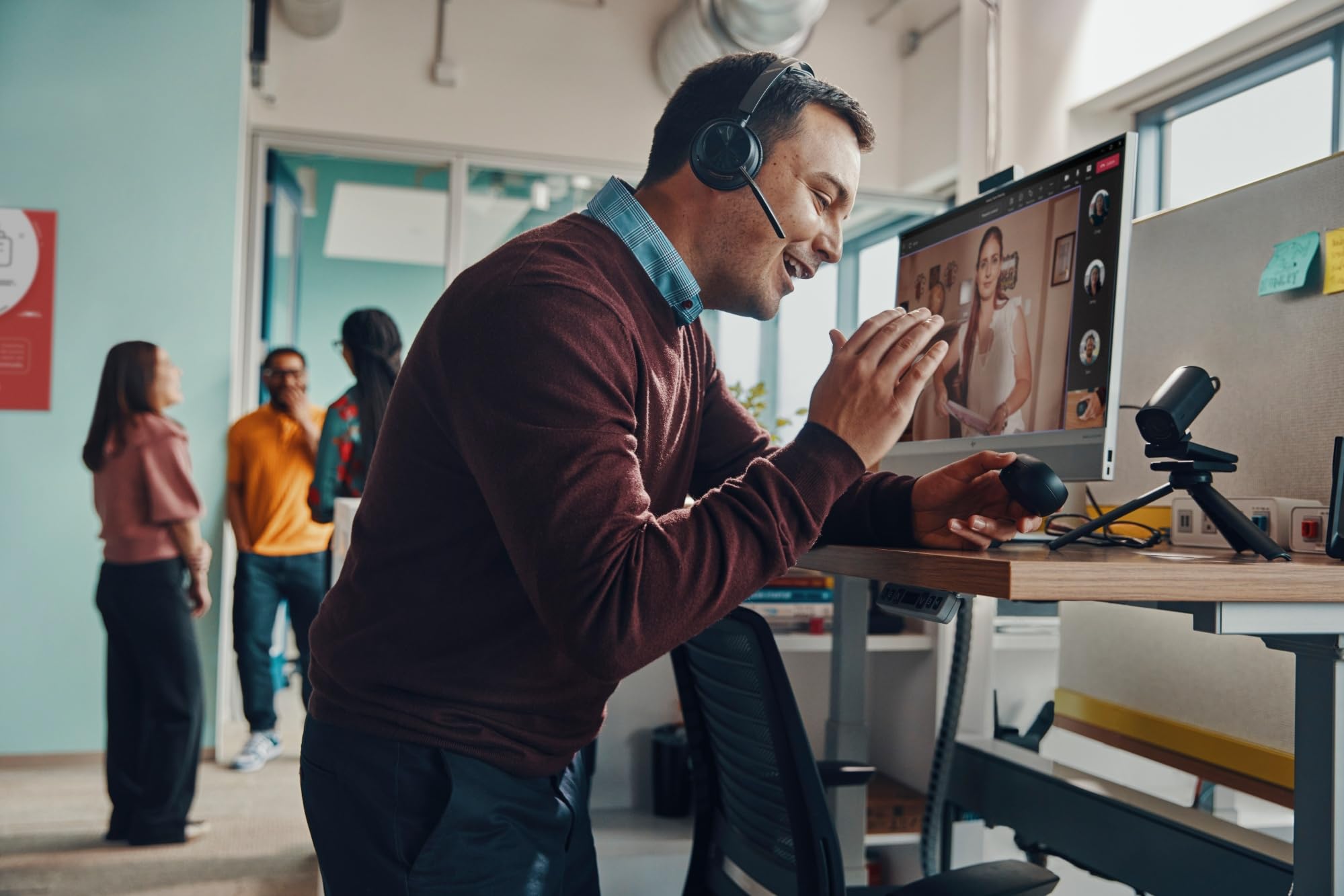 poly-voyager-focus-2-m-usb-c-headset-con-adattatore-usb-c-a-a4ht0aa-anc-ibrida-e image 6